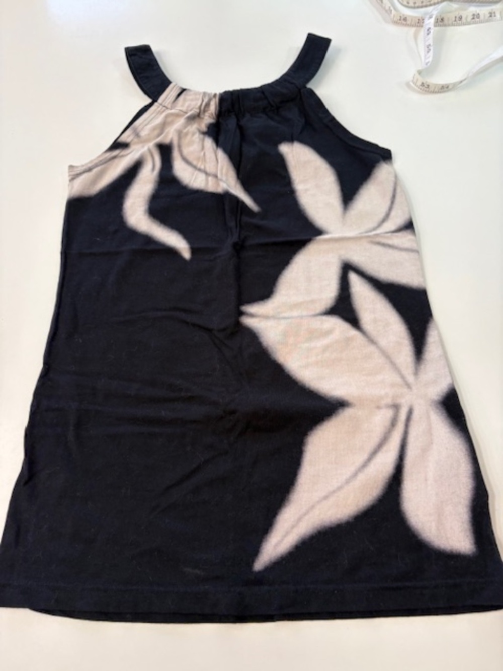 VENUS Black + White Sleek Tank with Leaf Prints excellent condition women size S
